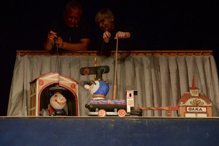 „Locomotivioara leneșă” îi așteaptă pe copii mâine la Teatrul de Păpuși