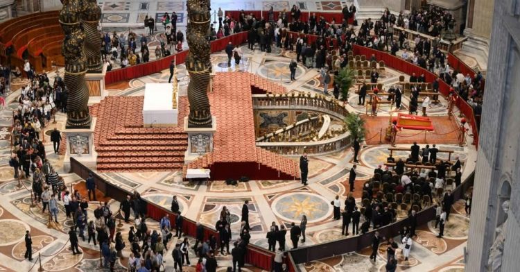 150 de mii de persoane au trecut prin fața trupului neînsuflețit al papei Francisc pentru o rugăciune și un ultim omagiu
