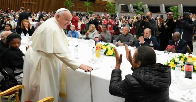 Papa Francisc și magisteriul privind săracii: cuvinte și gesturi