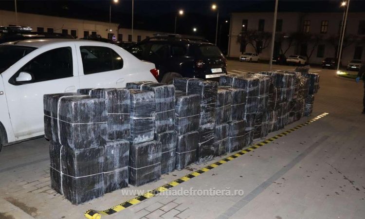 Autoutilitară încărcată cu țigări de 130.000 de euro, depistată de polițiștii de frontieră la Sighetu Marmației. Șoferul a fost reținut pentru 24 de ore