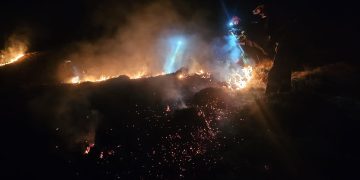 Incendiu de vegetație uscată la Budești. Au intervenit pompieri, voluntari, localnici