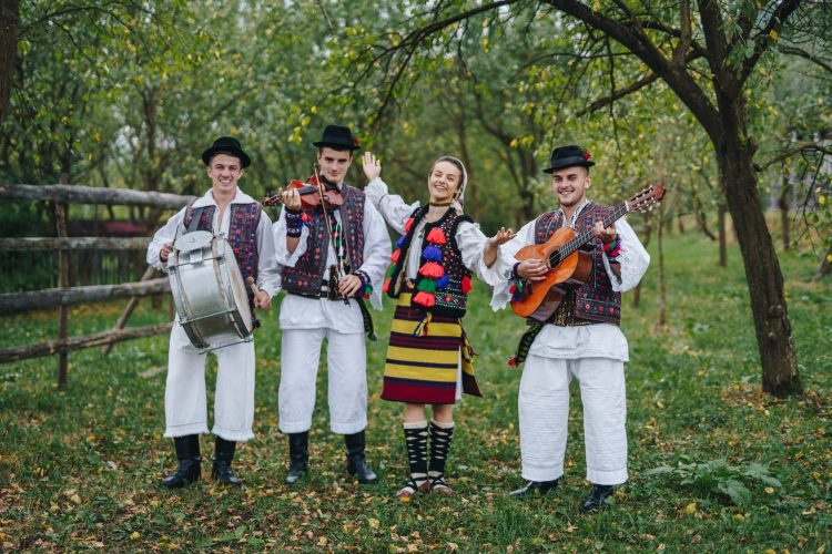 Bârsăneștii petrec la joc de a doua zi de Paște!