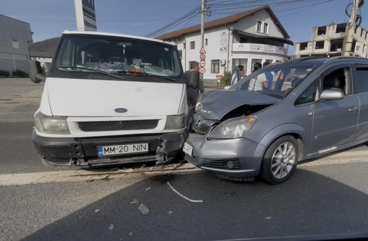 Accident în Baia Mare, la ieșirea din sensul giratoriu de la Metro