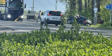 Accident rutier la „intersecția morții” din Hideaga: un autoturism proiectat în șanț, trafic îngreunat