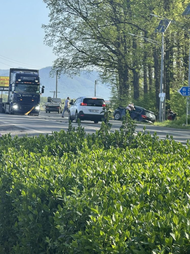Accident rutier la „intersecția morții” din Hideaga: un autoturism proiectat în șanț, trafic îngreunat