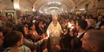 Lumina Învierii a strălucit la Baia Mare. Slujba pascală, oficiată de Preasfințitul Iustin, a adunat mii de credincioși. GALERIE FOTO