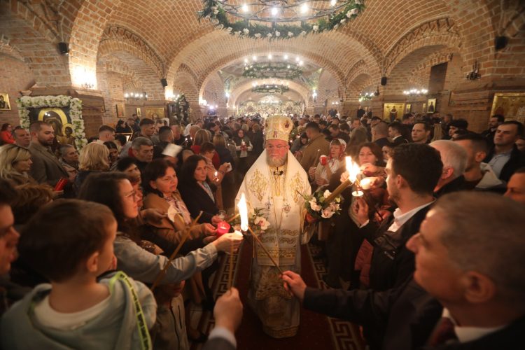 Lumina Învierii a strălucit la Baia Mare. Slujba pascală, oficiată de Preasfințitul Iustin, a adunat mii de credincioși. GALERIE FOTO