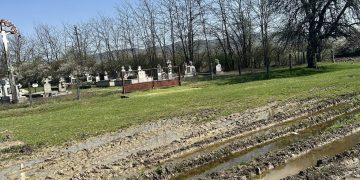 Umilință în Săptămâna Patimilor: Sicriu dus prin noroi la cimitirul din Tohat. „Primăria Ulmeni își bate joc și de cei vii, și de cei morți”