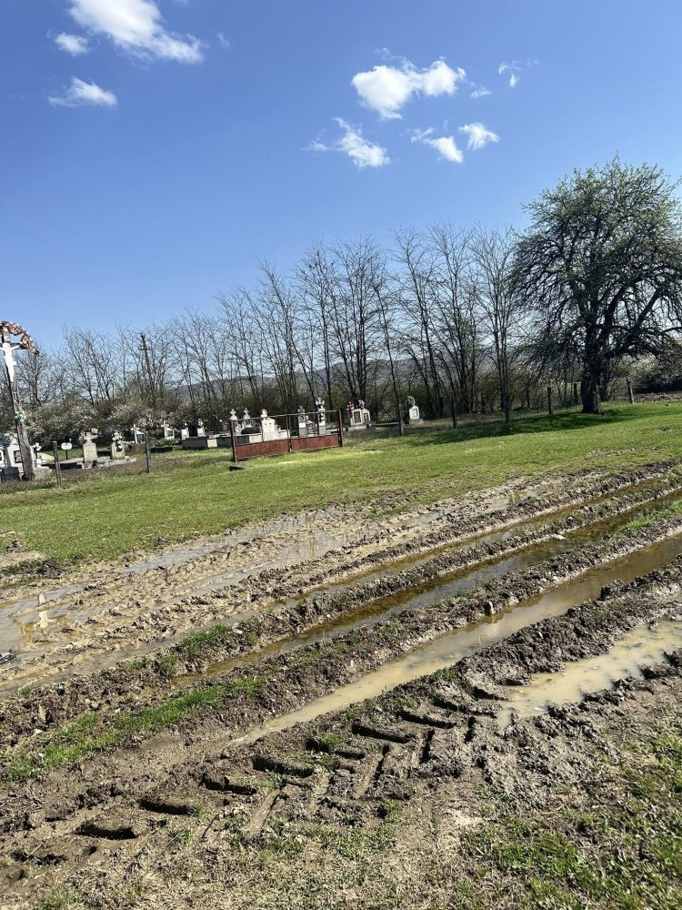 Umilință în Săptămâna Patimilor: Sicriu dus prin noroi la cimitirul din Tohat. „Primăria Ulmeni își bate joc și de cei vii, și de cei morți”
