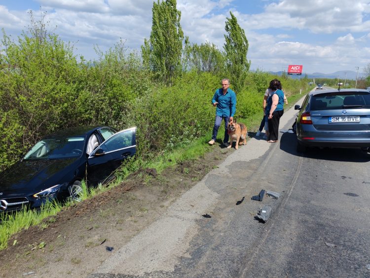 Accident pe DN 1C, în Satulung – un autoturism a ajuns în șanț