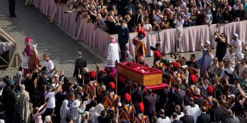 „Iubea foarte mult România” spune preotul român care a stat la căpătâiul Papei Francisc…