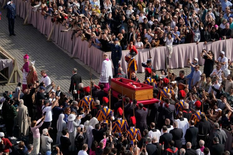 „Iubea foarte mult România” spune preotul român care a stat la căpătâiul Papei Francisc…