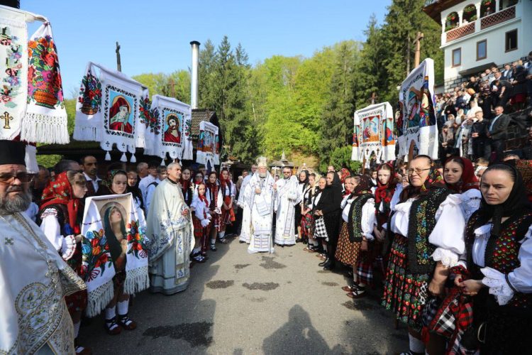 Liturghie arhierească la Mănăstirea Rohia de Izvorul Tămăduirii. GALERIE FOTO