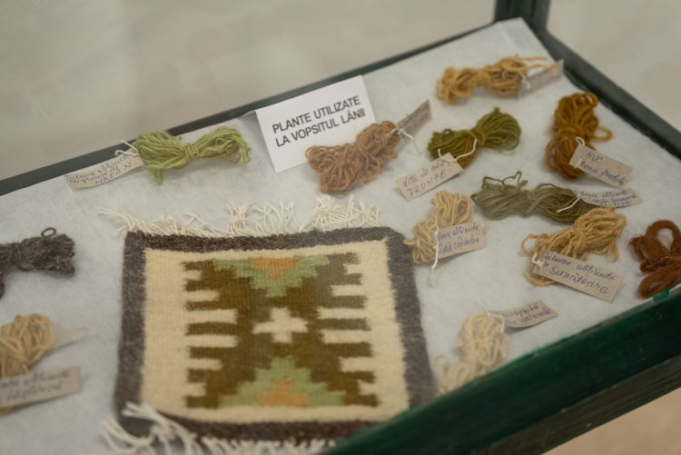 Expoziție itinerantă de tehnici tradiționale de țesere a covoarelor, la Muzeul Etnografic al Maramureșului “Francisc Nistor” din Sighetu Marmației
