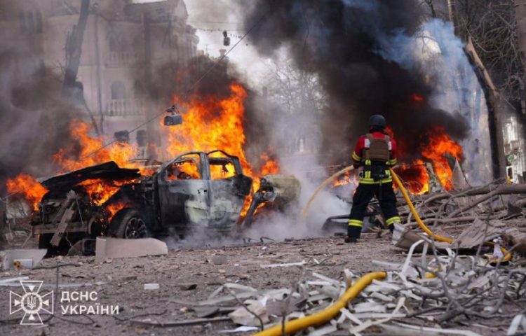 Cel puțin 20 de persoane ucise și 80 rănite, într-un atac semnificativ cu rachete al rușilor asupra centrului orașului Sumî, în momentul în care mulțimi de oameni mergeau la biserică pentru Florii.