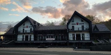 A mai căzut un simbol: Hanul Tentea din Pasul Gutâi, închis și scos la vânzare