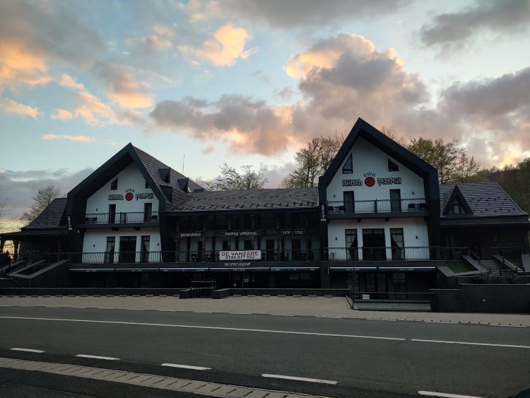 A mai căzut un simbol: Hanul Tentea din Pasul Gutâi, închis și scos la vânzare