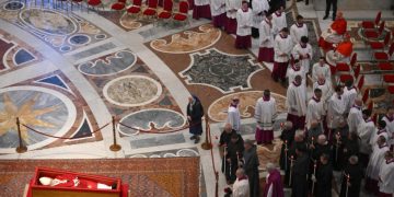 Durerea unei prietene a papei Francisc. O călugăriță apropiată acestuia, lăsată să încalce protocolul și să se stea lângă sicriu. A plâns și s-a rugat în liniște