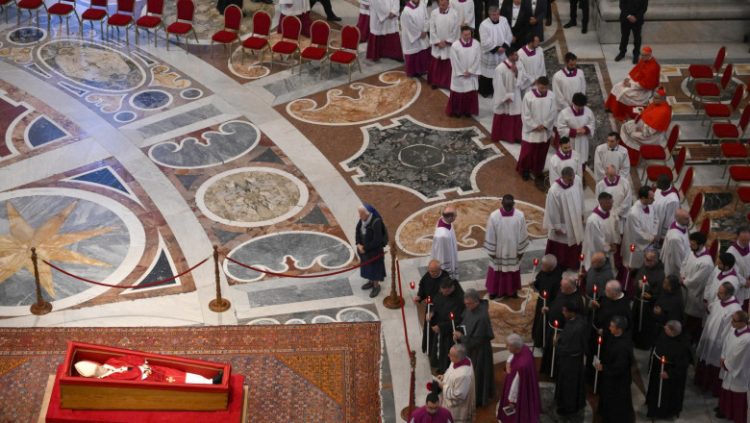 Durerea unei prietene a papei Francisc. O călugăriță apropiată acestuia, lăsată să încalce protocolul și să se stea lângă sicriu. A plâns și s-a rugat în liniște