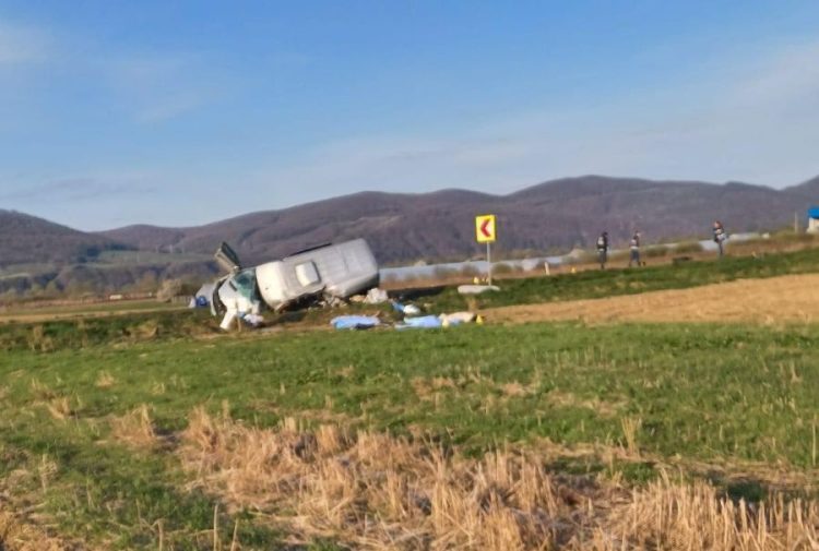 Accident mortal la Câțcău. Trei persoane au murit și 4 au fost transportate la spital