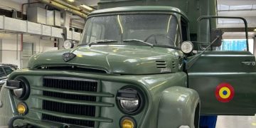 Un fost camion al Armatei Române, vechi de peste 50 de ani, a venit la RAR