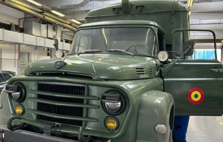 Un fost camion al Armatei Române, vechi de peste 50 de ani, a venit la RAR