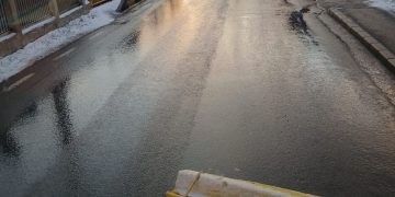 Atenție, șoferi! Gheață și polei pe unele sectoare de drum