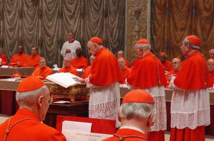 Vaticanul anunță azi data Conclavului pentru noul Papă