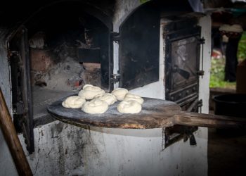 Cuptorul tradițional de la Muzeul Satului, pus la dispoziție pentru gătirea preparatelor de Paști