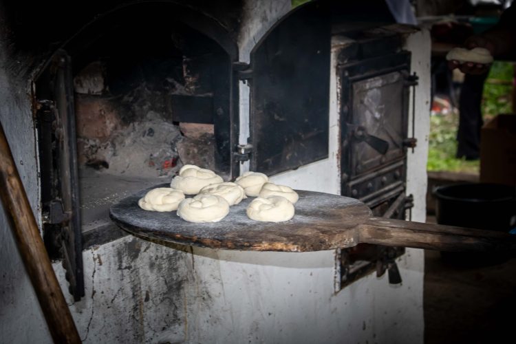 Cuptorul tradițional de la Muzeul Satului, pus la dispoziție pentru gătirea preparatelor de Paști