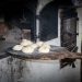 Cuptorul tradițional de la Muzeul Satului, pus la dispoziție pentru gătirea preparatelor de Paști