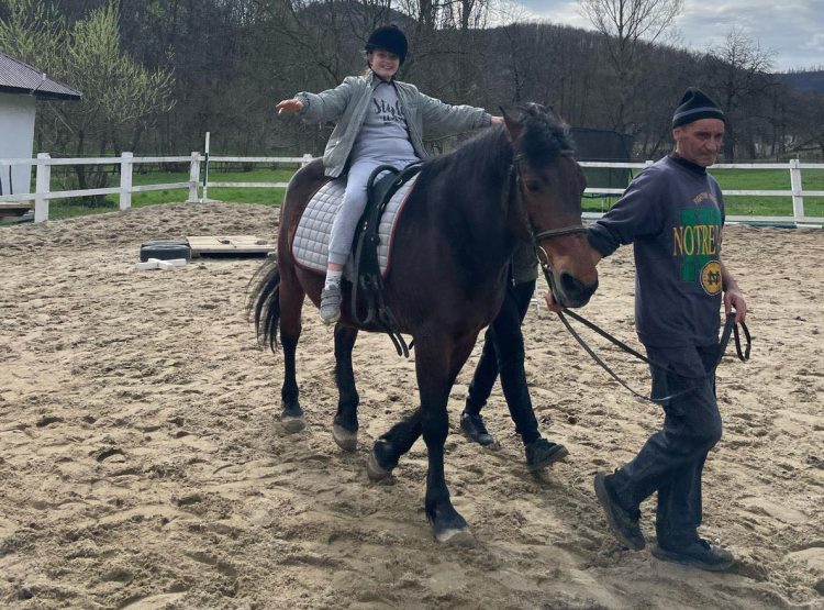 Ziua Mondială de conştientizare a autismului sărbătorită la Centrul de echitaţie Curtuiuşu Mare