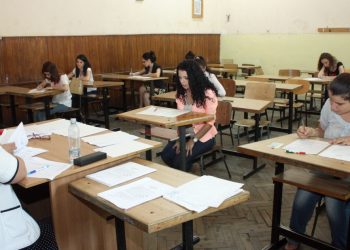 O elevă de 16 ani din Beclean a fost reținută după ce a lovit o profesoară