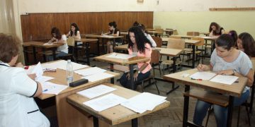 O elevă de 16 ani din Beclean a fost reținută după ce a lovit o profesoară