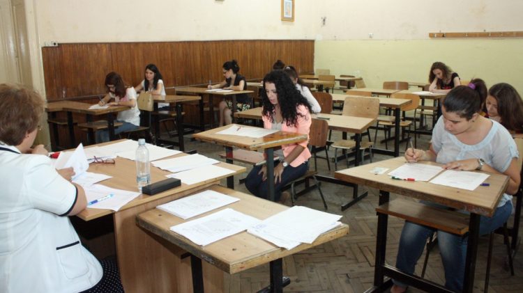 O elevă de 16 ani din Beclean a fost reținută după ce a lovit o profesoară