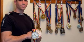 Erik este pompier la Detașamentul ”Cpt. Marchiș Adrian” din Baia Mare și campion la skandenberg