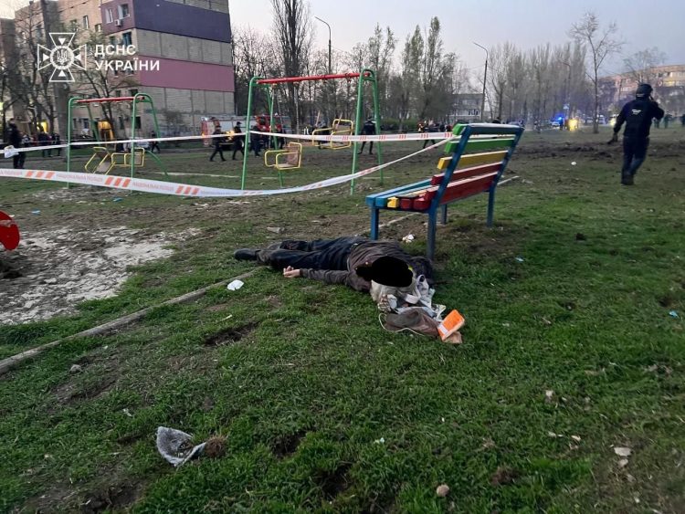 Rușii au făcut ravagii în orașul natal al lui Zelenski, cu o rachetă balistică. Sunt cel puțin 14 morți și 50 de răniți