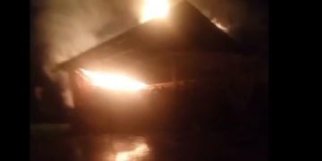 O casă și două anexe gospodărești au luat foc la Săcel – VIDEO