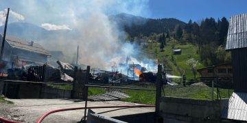 Un incendiu violent a izbucnit la mai multe clădiri din Borșa. După câteva ore focul a fost localizat – foto