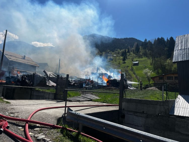 Un incendiu violent a izbucnit la mai multe clădiri din Borșa. După câteva ore focul a fost localizat – foto