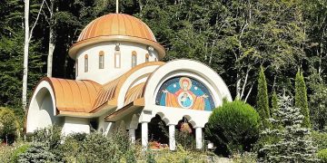 Hram de primăvară la Mănăstirea Chiuzbaia, de Izvorul Tămăduirii