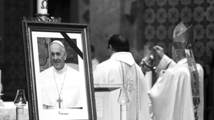 Sâmbătă, zi de doliu în România pentru Papa Francisc