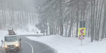 Traficul rutier se desfășoară în condiții de iarnă. Vremea va fi și astăzi rece