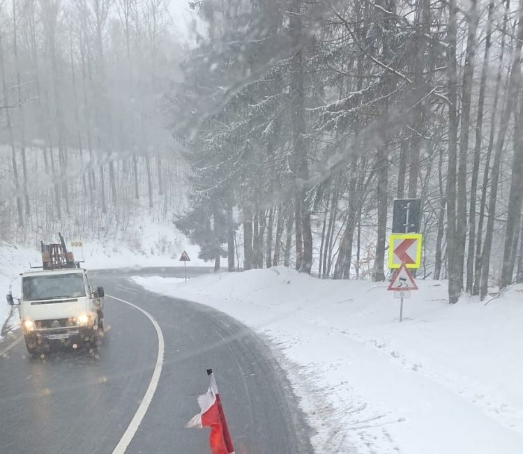Traficul rutier se desfășoară în condiții de iarnă. Vremea va fi și astăzi rece