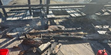 A luat foc podul peste Tisa pe partea ucraineană. Au intervenit polițiștii de frontieră și pompierii sigheteni – foto, video