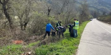 Polițiștii maramureșeni, implicați în acțiuni de ecologizare la Ulmeni