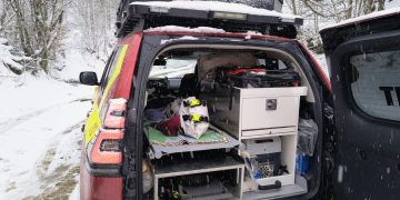 Bătrână cu fractură la picior, coborâtă dintr-o zonă greu accesibilă a localității Vișeu cu ajutorul salvamontiștilor