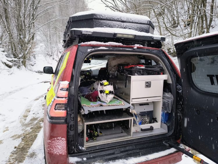 Bătrână cu fractură la picior, coborâtă dintr-o zonă greu accesibilă a localității Vișeu cu ajutorul salvamontiștilor