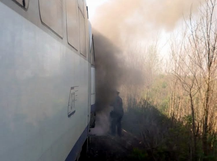 Incident feroviar lângă Baia Mare: Tren cuprins de fum în mers