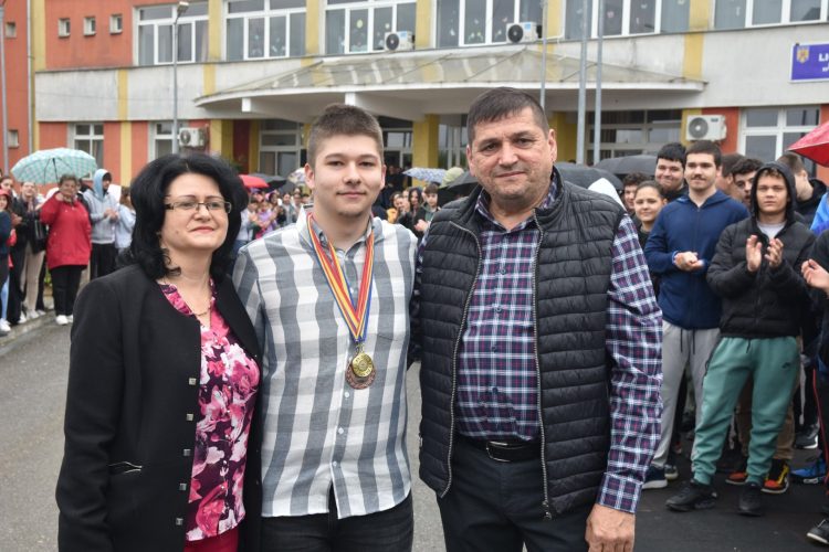 Performanță de excepție pentru Maramureș: Raul Cosmin Perhaița, elev al Liceului Teoretic „Petru Rareș”, calificat la patru olimpiade naționale de informatică